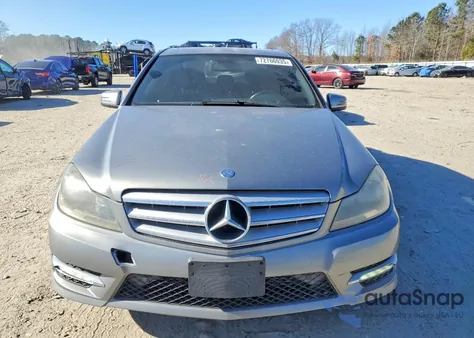 2013 Mercedes-Benz C 250 z USA, uszkodzony, nr VIN WDDGF4HB6DA833740